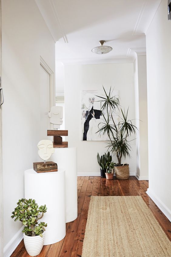 A "minimal '70s vibe" is created in the entrance of this home with the use of natural textures and indoor plants against a clean white backdrop. Photography: Kristina Soljo | Styling: Kerrie-Ann Jones | Story: realliving
