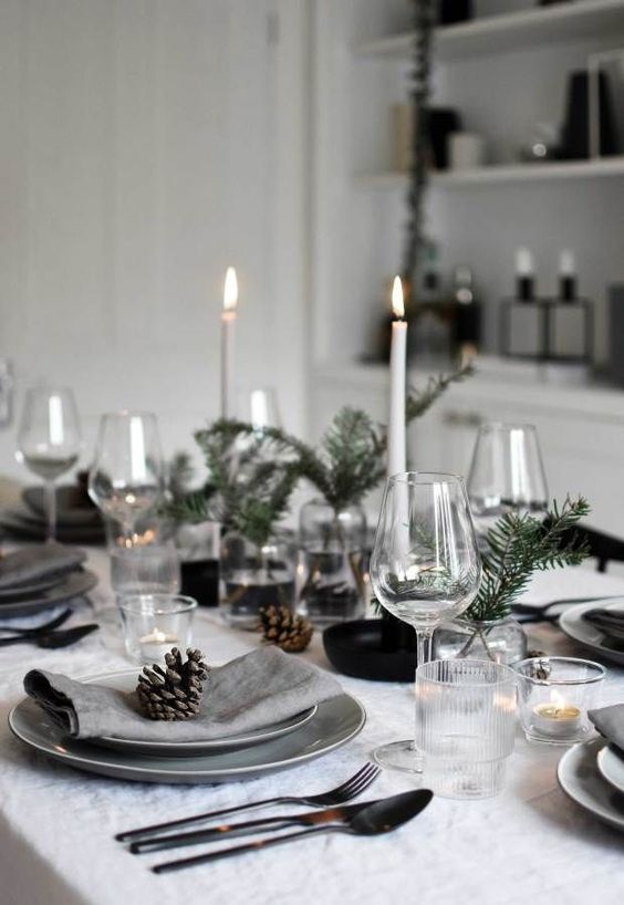 Minimalist Christmas table styling with fir, candles & pine cones | These Four Walls blog #tischdeko #weihnachten #winter #dinner #festlich